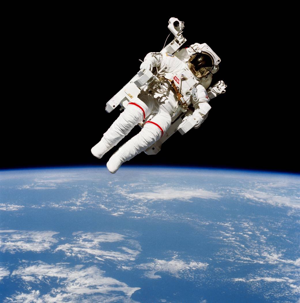 Astronauta flotando en el espacio con el planeta tierra como fondo